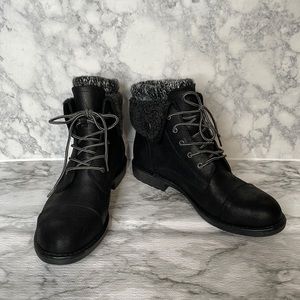 Cliffs by white mountain, black Duena hike booties.